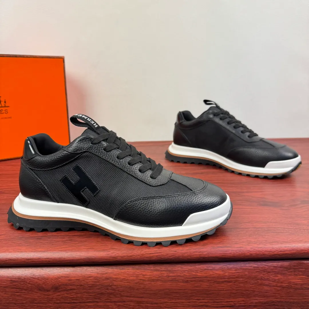 Batch 740 HERMES/Hermès men’s new sports shoes, rhythmic casual shoes: crafted with luxurious materials, luxurious walking experience! The upper is made of top-grade calfskin, with a fine texture like silk caressing the fingertips. The flexible texture is suitable for a variety of scenes; some shoes are integrated with breathable mesh, and the light breathing makes your steps refreshing at all times. The sole is made of high-elastic rubber composite material, and the carefully carved patterns give strong grip, making every step as stable as stepping on the clouds. At the same time, the cushioning and shock-absorbing technology is hidden in it, quietly eliminating the impact of the road. From urban commuting to outdoor walking, Hermès uses luxurious materials and craftsmanship to make every step a double luxury of texture and comfort, showing the brand's ultimate pursuit of details and quality in every inch. Size: 39-40-41-42-43-44 leather shoe size (38.45.46 can be customized) Item number: H25286 leather mesh black